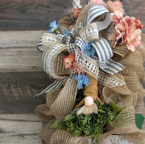 A great beauty gnome/welcome swag wreath - Picture 13 of 17